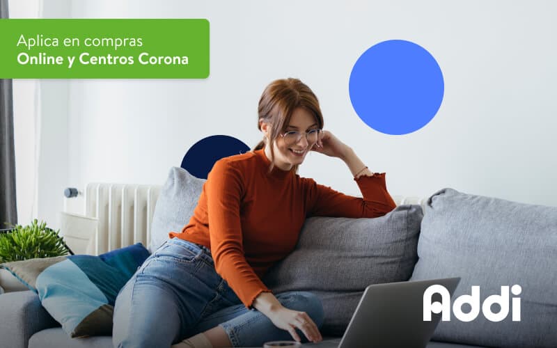 Mujer revisando el crédito Addi en corona.co