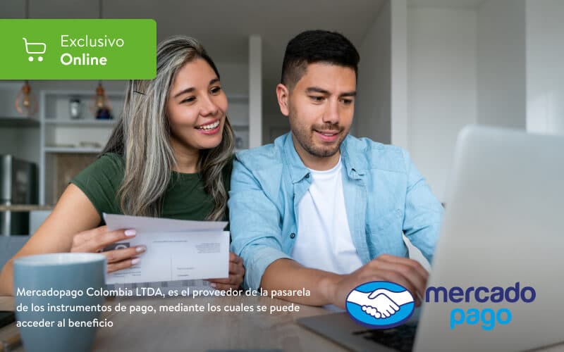 Pareja revisando el crédito 0 interés en corona.co