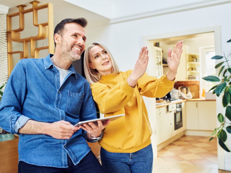 Pareja proyectando su remodelación con Corona