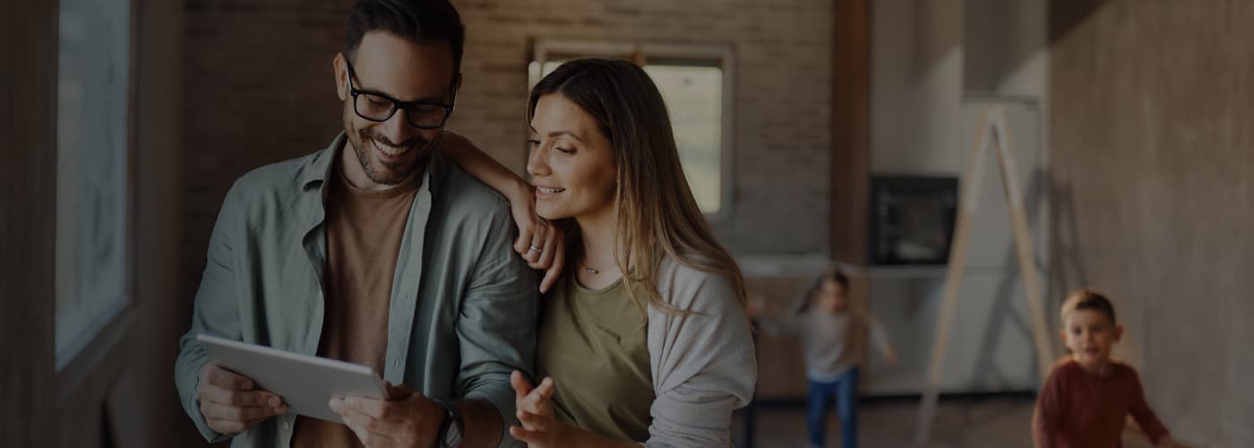 Familia proyectando la remodelación de su casa con Corona
