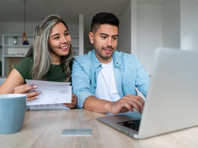 Pareja analizando su crédito con Corona